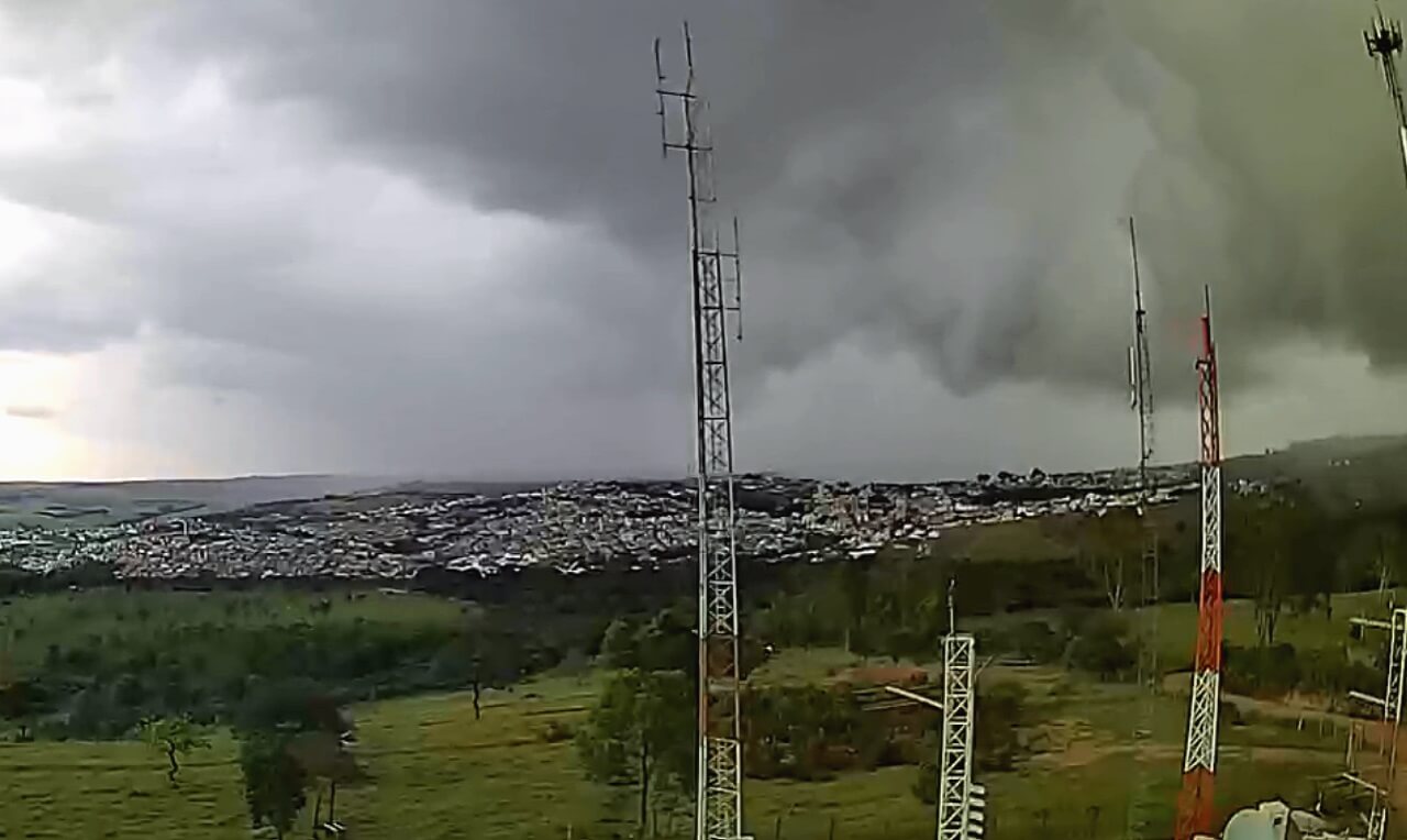 Avanço de chuva intensa em Santo Antônio do Monte MG Confira o vídeo